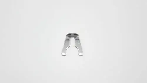 Metallclip mit Schraubenkopf, hergestellt von Remeha, auf weißem Hintergrund. Der Clip hat eine einfache Form mit zwei Aussparungen.